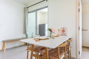 Apartment, 2 Bedrooms, Accessible, Smoking | Dining room