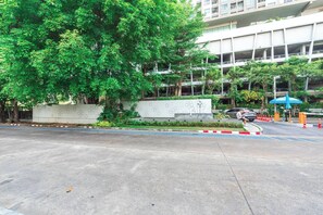 Apartment, 2 Bedrooms, Accessible, Smoking | Property grounds