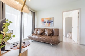 Apartment, 2 Bedrooms, Accessible, Smoking | Living area