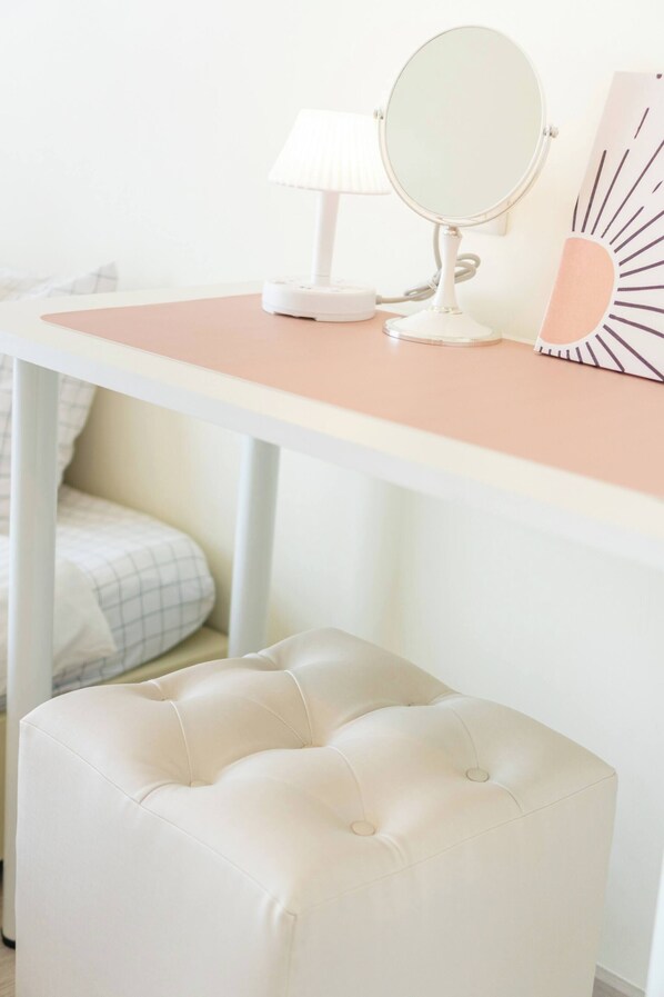 Apartment, 2 Bedrooms, Accessible, Smoking | Living area