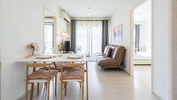 Apartment, 2 Bedrooms, Accessible, Smoking | Dining room