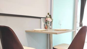 Condo, 1 Bedroom, Smoking, Pool View | Dining