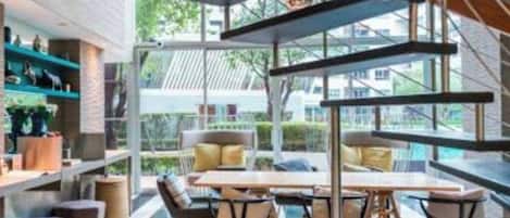 Studio, accessible aux personnes à mobilité réduite, balcon | Salle à manger