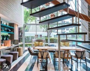 Studio, accessible aux personnes à mobilité réduite, balcon | Salle à manger