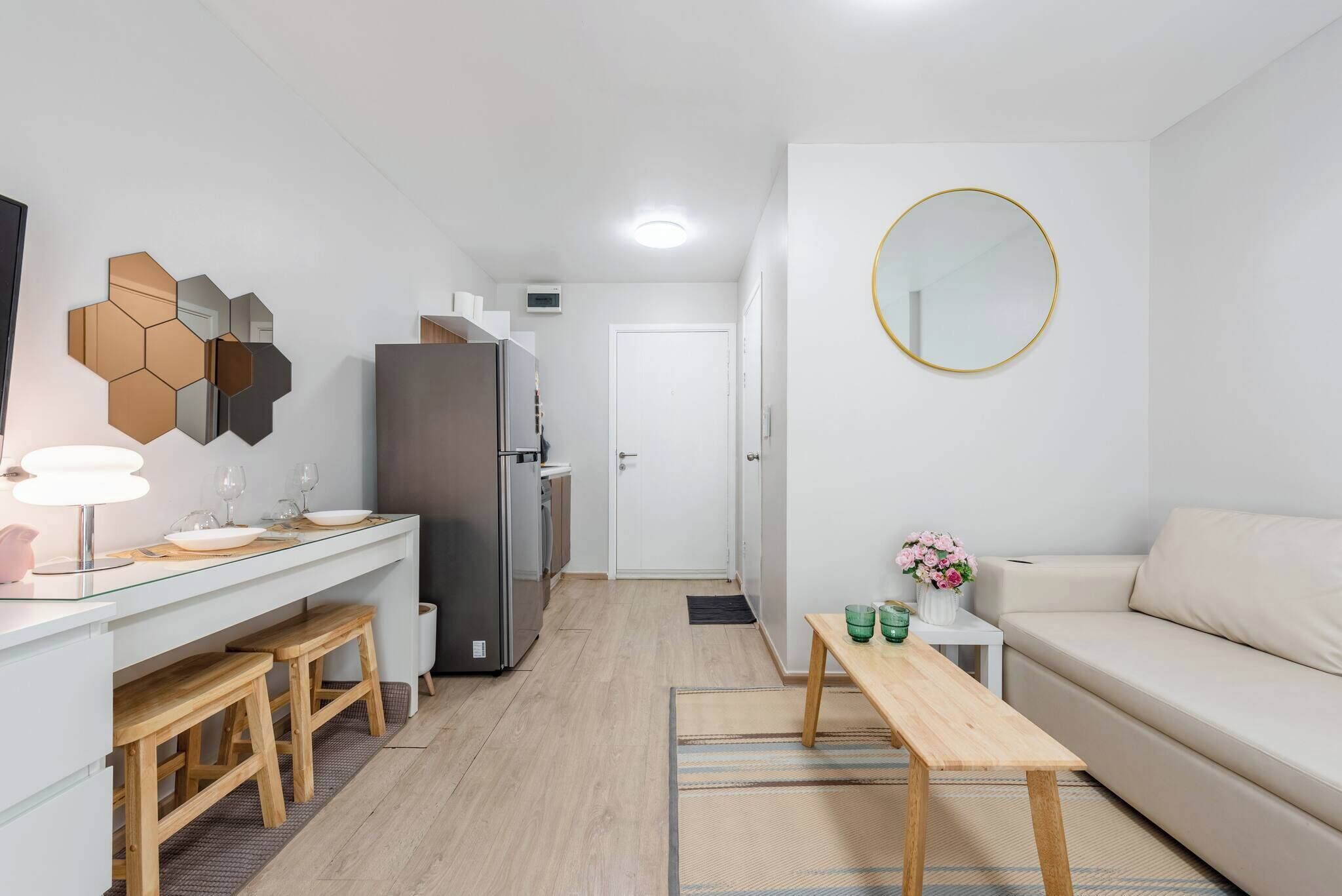 สตูดิโอ, หลายห้องนอน, พร้อมสิ่งอำนวยความสะดวกสำหรับผู้พิการ, สูบบุหรี่ได้ | ห้องนั่งเล่น | ทีวีจอแบน