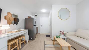 Studio, Multiple Bedrooms, Accessible, Smoking | Living room