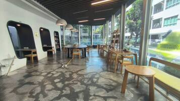 Studio, Multiple Bedrooms, Accessible, Smoking | Lounge