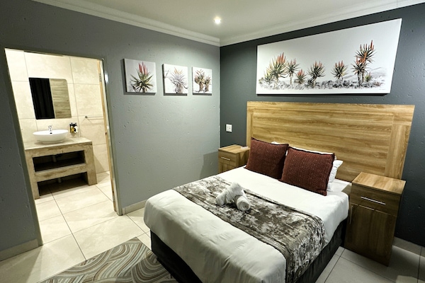Standard Double or Twin Room | Desk, laptop workspace, iron/ironing board, WiFi (free)