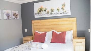 Phòng đôi hoặc 2 giường đơn Tiêu chuẩn | Bàn, khu vực làm việc phù hợp cho laptop, bàn ủi/dụng cụ ủi quần áo