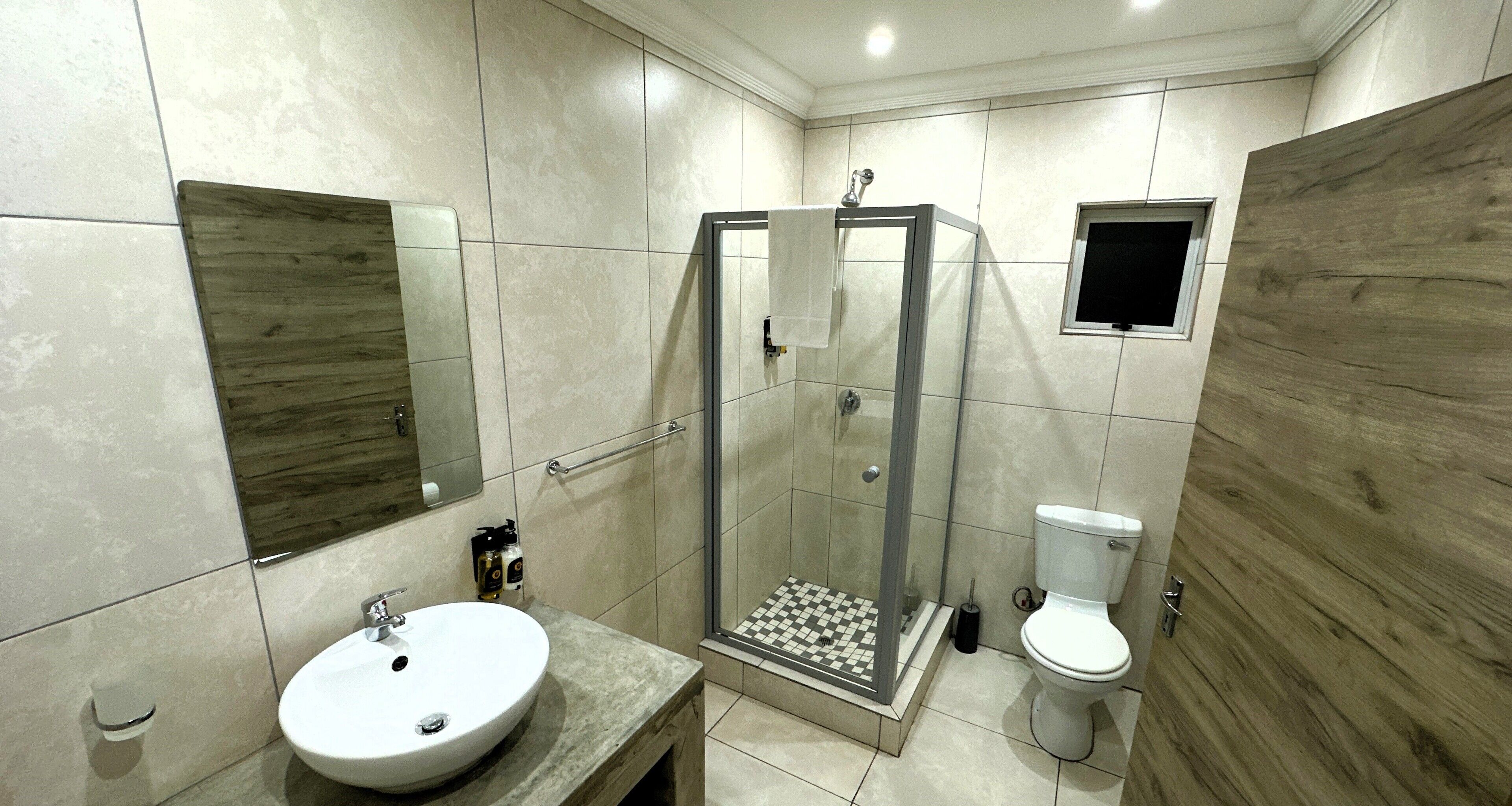 Standard Double or Twin Room | Bathroom | Shower, towels, shampoo, toilet paper