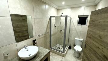 Standard Double or Twin Room | Bathroom | Shower, towels, shampoo, toilet paper