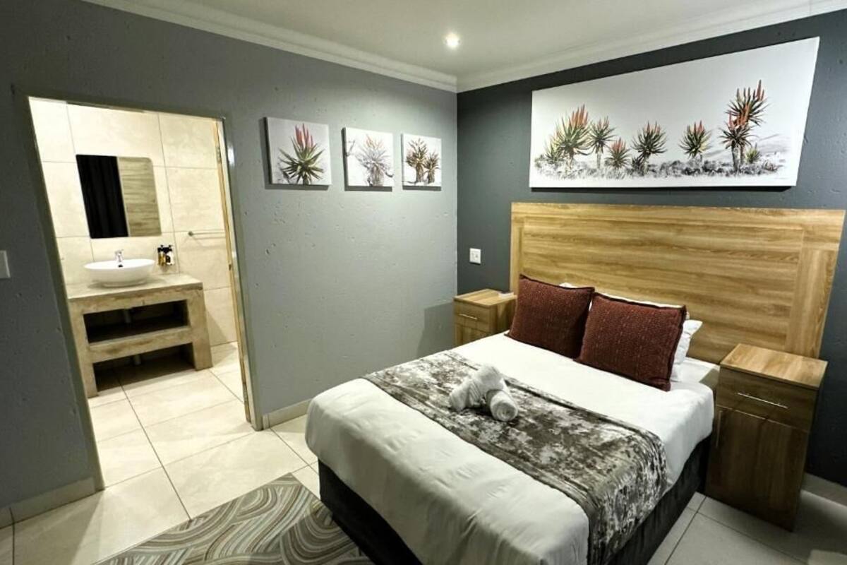 Kamar Double atau Twin Standar | Meja kerja, ruang kerja ramah laptop, dan setrika/meja setrika