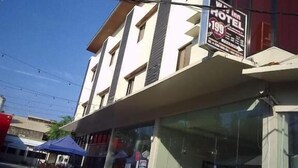 A hotel with a sign advertising a price of 199. - WJV INN CASUNTINGAN (Mandaue)