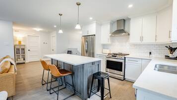 Een koelkast, een microgolfoven, een oven, een kookplaat