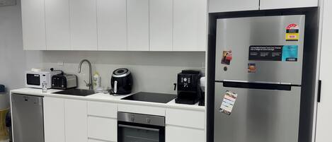 Kühlschrank, Mikrowelle, Ofen, Herdplatte