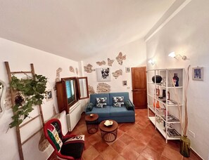 TV, books - Wine & View Guesthouse (Soiana)