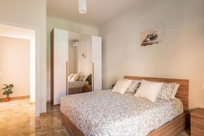 4 habitaciones, tabla de planchar con plancha, wifi y ropa de cama 