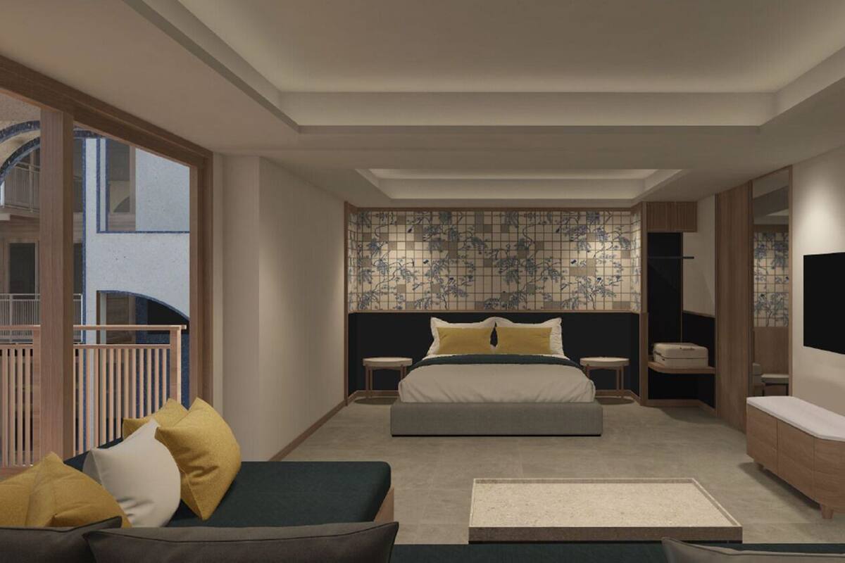 Un dormitorio moderno con una cama grande, mesitas de noche, televisión y vistas al balcón.