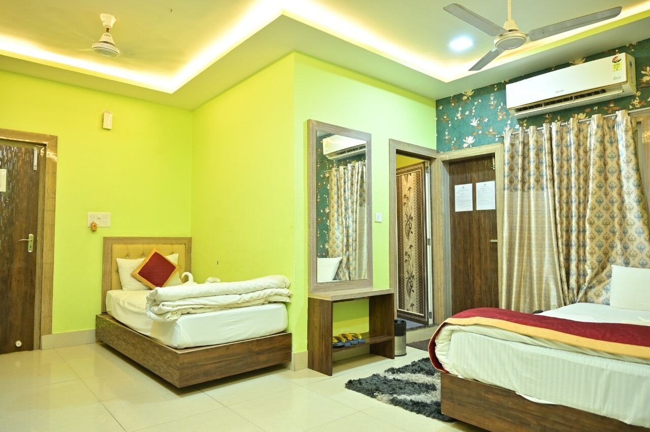 高级三人房 | 客房内保险箱、熨斗/熨衣板、免费 WiFi