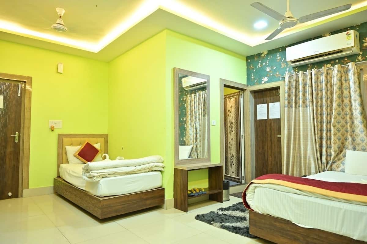 Caja de seguridad en la habitación y tabla de planchar con plancha