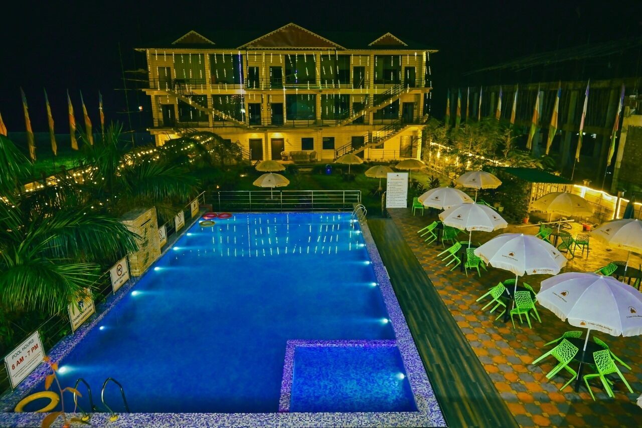 Una piscina al aire libre