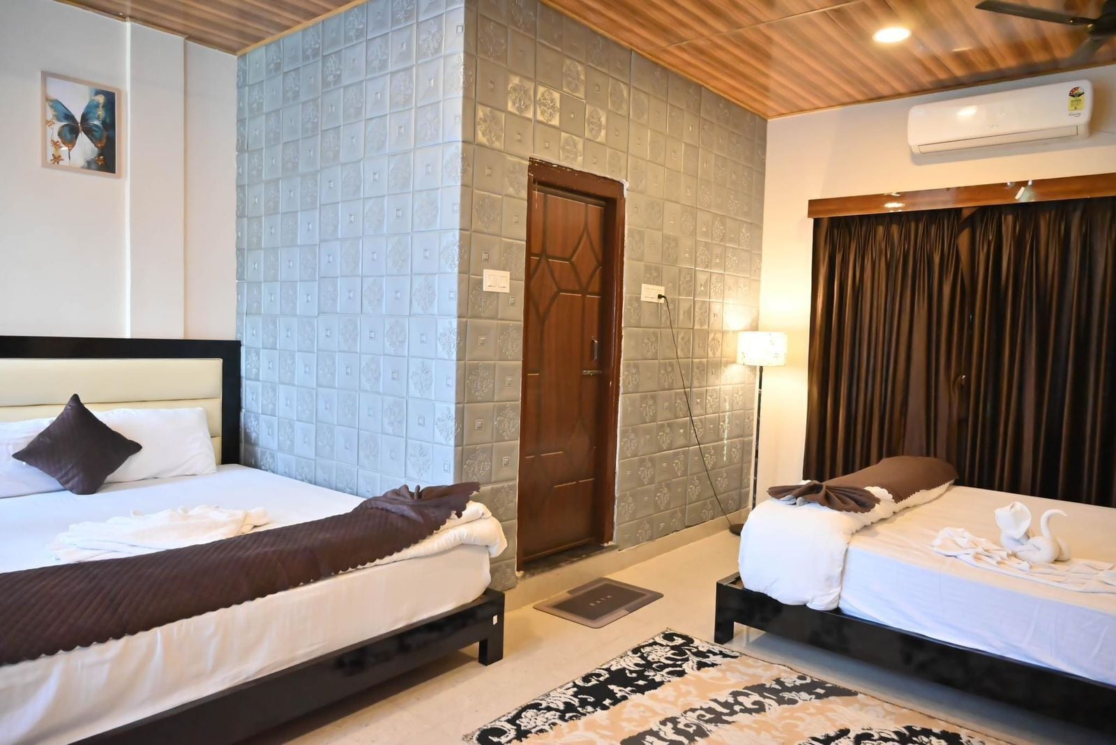 Executive Quadruple Room | In-room safe, iron/ironing board, free WiFi