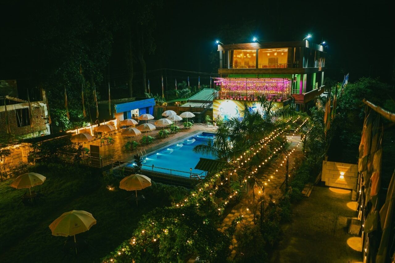 Una piscina al aire libre