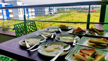Bao gồm bữa sáng đầy đủ hàng ngày