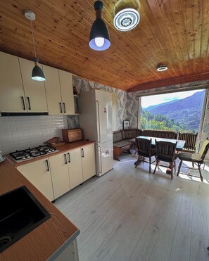 Private kitchen - Tremendous villa with AC in Akutsa - 5 bedrooms for a perfect getaway (keda)