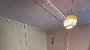 Ein Schlafzimmer mit einem Bett, einem roten Teppich und einem gemusterten Läufer.