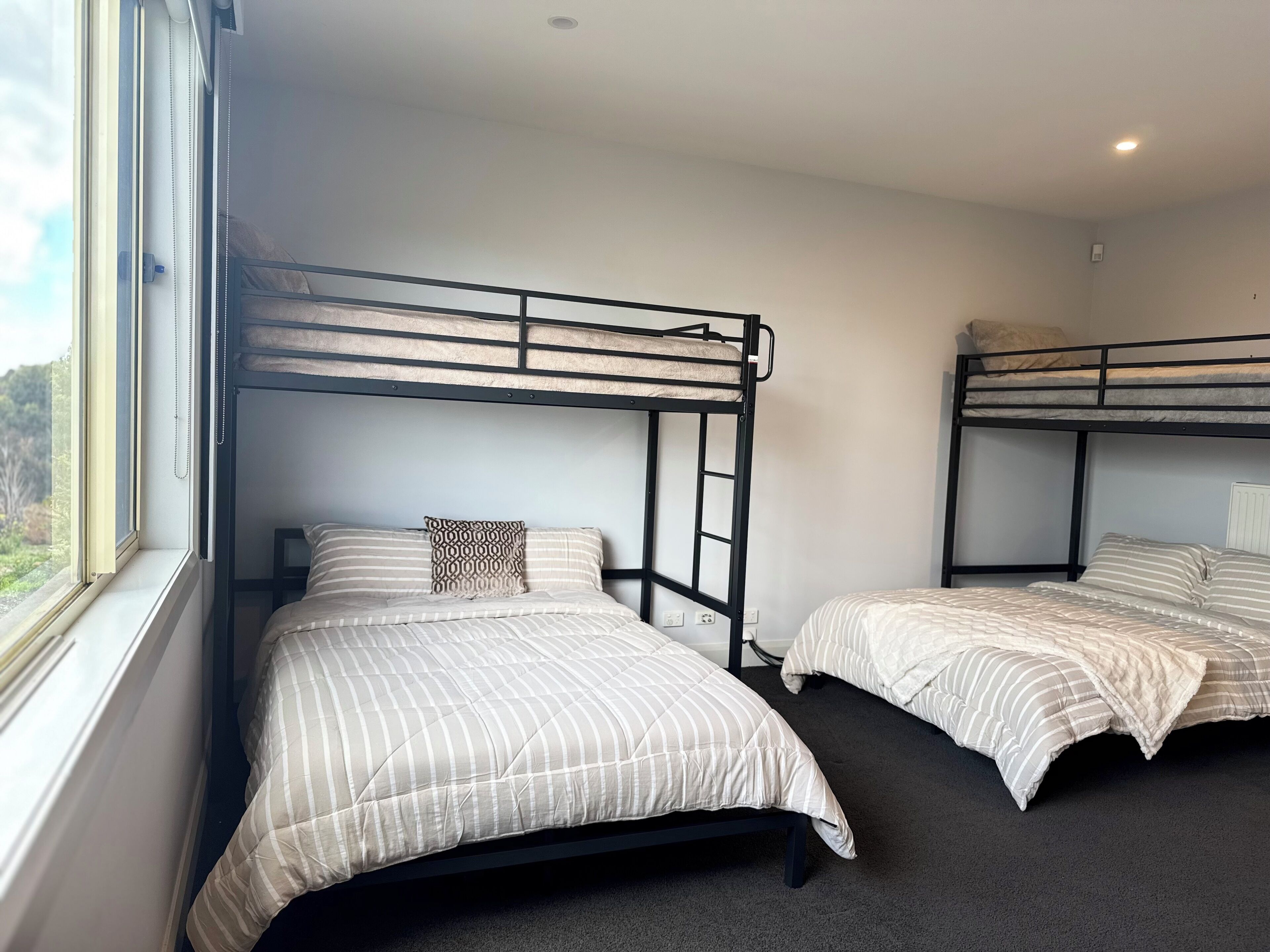 5 bedrooms, iron/ironing board, Internet, bed sheets