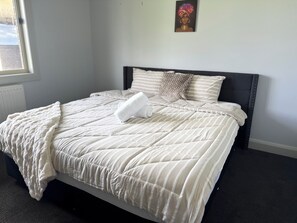 5 bedrooms, iron/ironing board, free WiFi, bed sheets