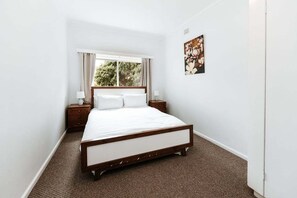 Tabla de planchar con plancha, wifi y ropa de cama 