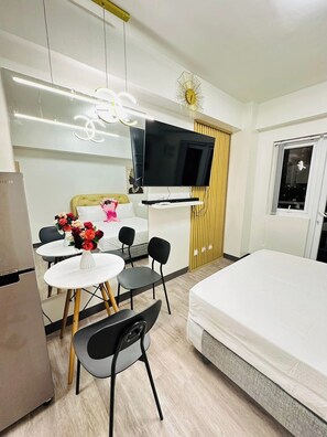 1 bedroom, Internet, bed sheets - Chic 1-bedroom apartment in phenomenal Cebu City with fitness room, AC (Cebu City)