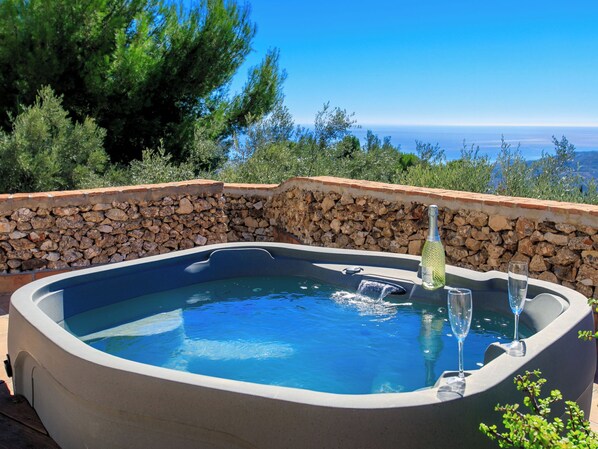 Tina de hidromasaje al aire libre