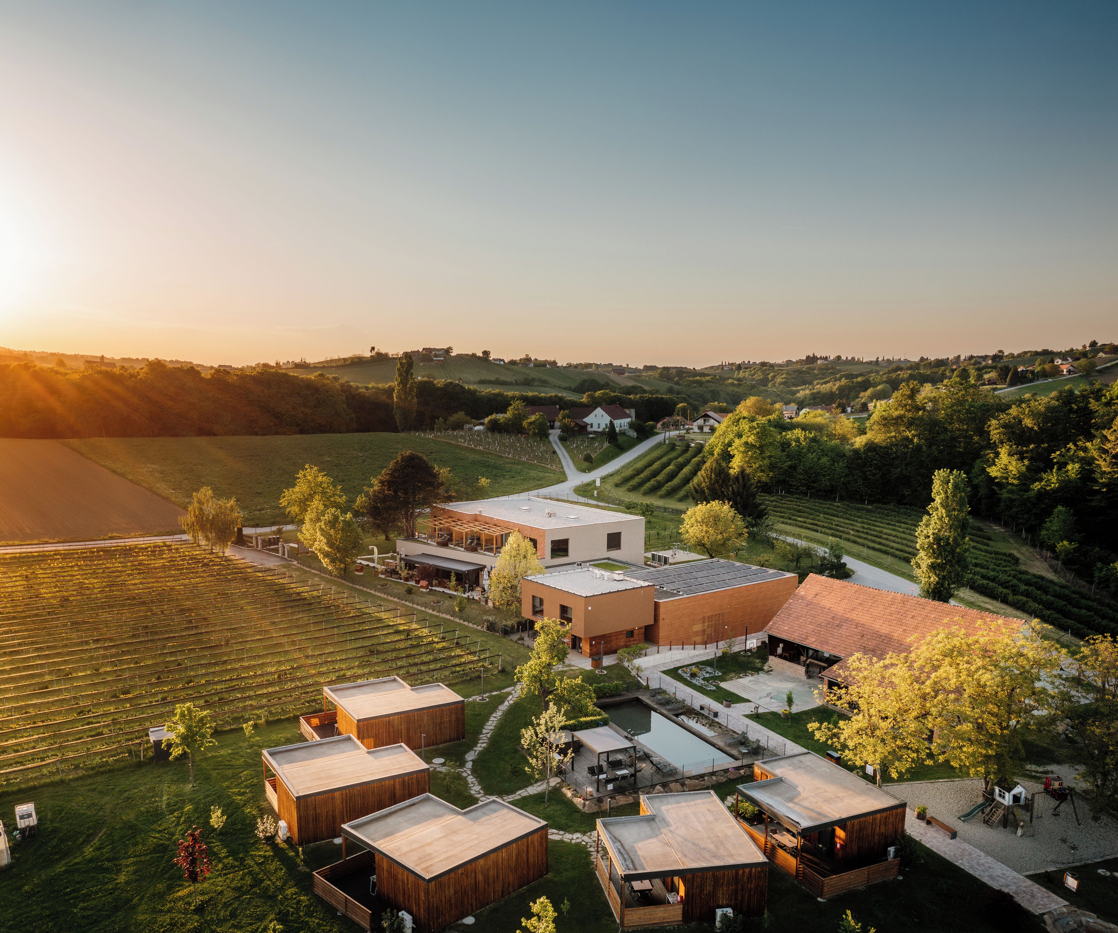 Un domaine viticole avec des bâtiments et un terrain de jeux.