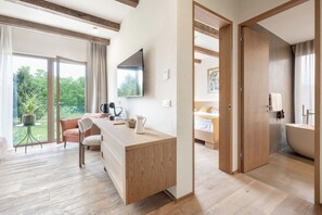 Suite – deluxe, resort-utsikt | Skrivebord, skrivebord for bærbar PC og wi-fi (inkludert)