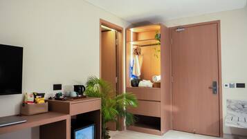 Superior tweepersoonskamer, uitzicht op de stad | Een kluis op de kamer, een bureau, een laptopwerkplek