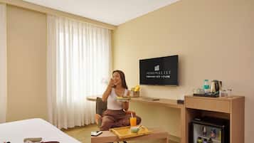 Superior Studio | In-room safe, desk, laptop workspace, blackout drapes