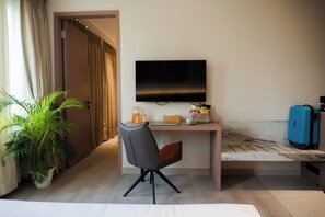 Kahden hengen deluxe-huone, kaupunkinäköala | Tallelokero huoneessa, työpöytä