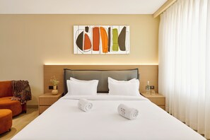 Studio Superior | Seprai premium, minibar, brankas, dan meja kerja