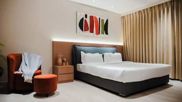 Habitación doble superior, vista a la ciudad | Caja de seguridad en la habitación y escritorio