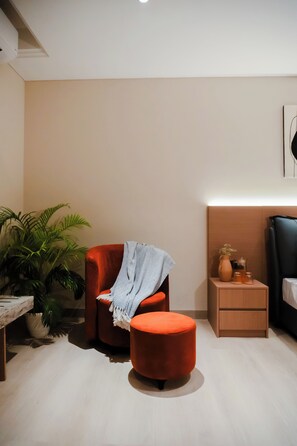 Kahden hengen superior-huone, kaupunkinäköala | Tallelokero huoneessa, työpöytä