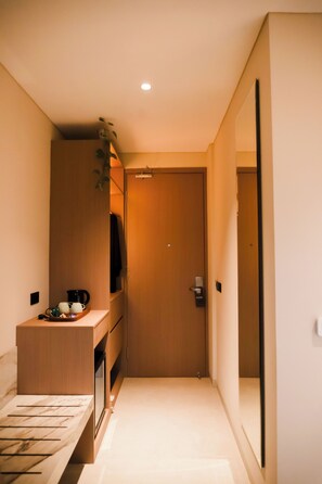 Chambre Double Deluxe, vue ville | Coffres-forts dans les chambres, bureau