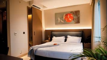 Habitación doble Deluxe, vista a la ciudad | Caja de seguridad en la habitación y escritorio