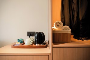 Kahden hengen deluxe-huone, kaupunkinäköala | Tallelokero huoneessa, työpöytä