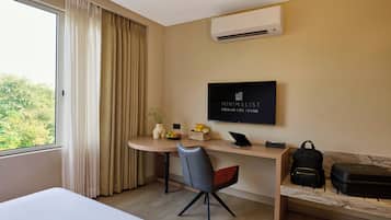 Superior King Room | Luxe beddengoed, een minibar, een kluis op de kamer, een bureau