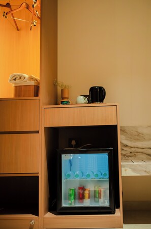 Kahden hengen huone (kaksi sänkyä), kaupunkinäköala | Tallelokero huoneessa, työpöytä