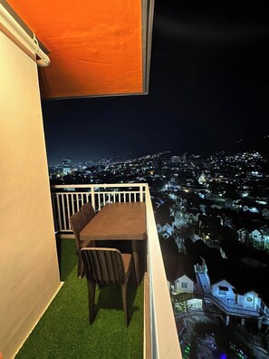 Outdoor dining - Cozy Spacious condo with AC and fitness room in charming Cebu City (Cebu City)