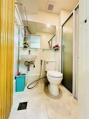 Bathroom - Cozy Spacious condo with AC and fitness room in charming Cebu City (Cebu City)